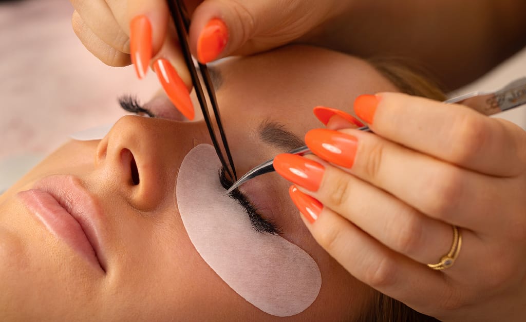 How to Remove Eyelash Extensions Safely and Professionally